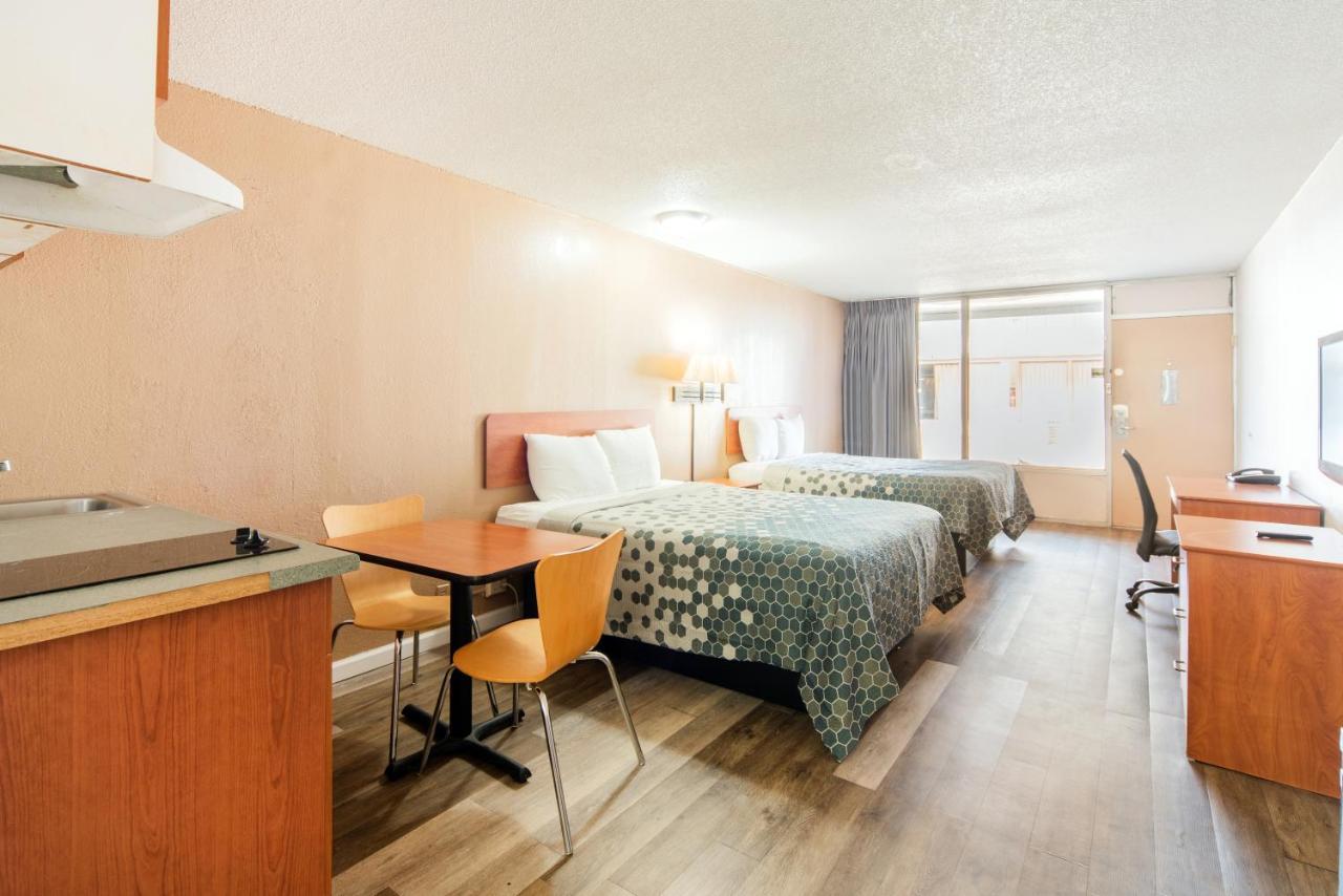 Econo Lodge Inn & Suites Near Bricktown Оклахома-Сити Экстерьер фото