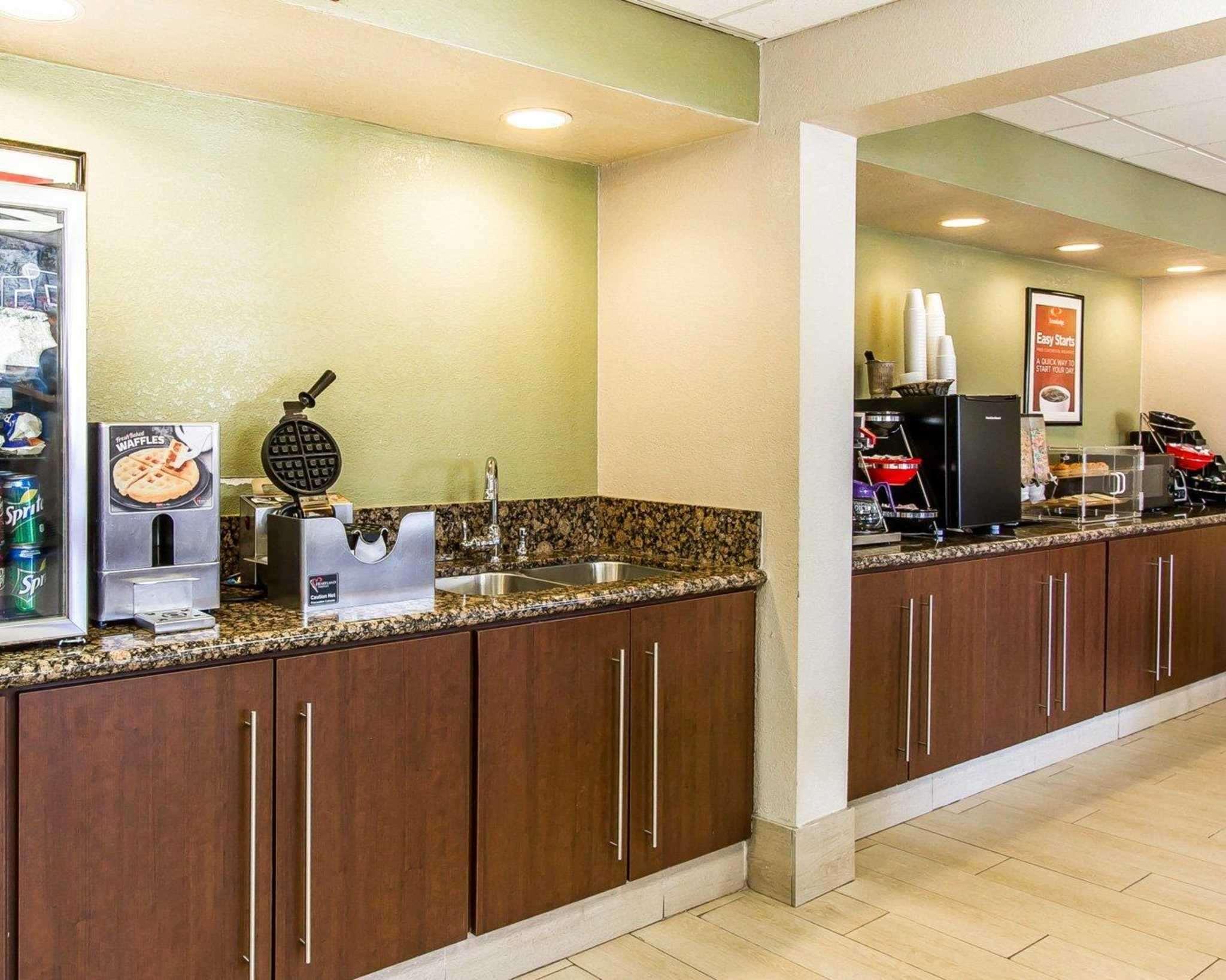 Econo Lodge Inn & Suites Near Bricktown Оклахома-Сити Экстерьер фото